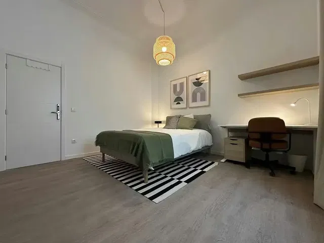 Ložnice; přirozené světlo, moderní styl