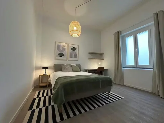 Ložnice; přirozené světlo, moderní styl