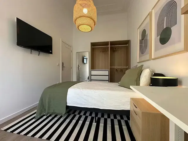 Ložnice; moderní styl, přirozené světlo