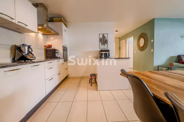 Mutfak; mutfak aletleri, fayans zemin, doğal ışık, modern stil