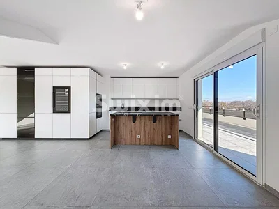 Кухиња; кухињски апарати, поглед, плочице, природно светло, модерни стил