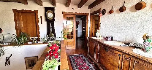 Mutfak; ahşap kirişler, ahşap zemin, doğal ışık, rustik stil