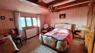 Yatak odası; ahşap kirişler, doğal ışık, rustik stil