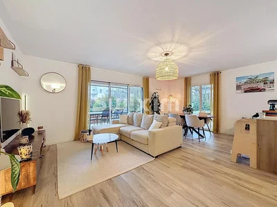 Oturma odası; doğal ışık, modern stil