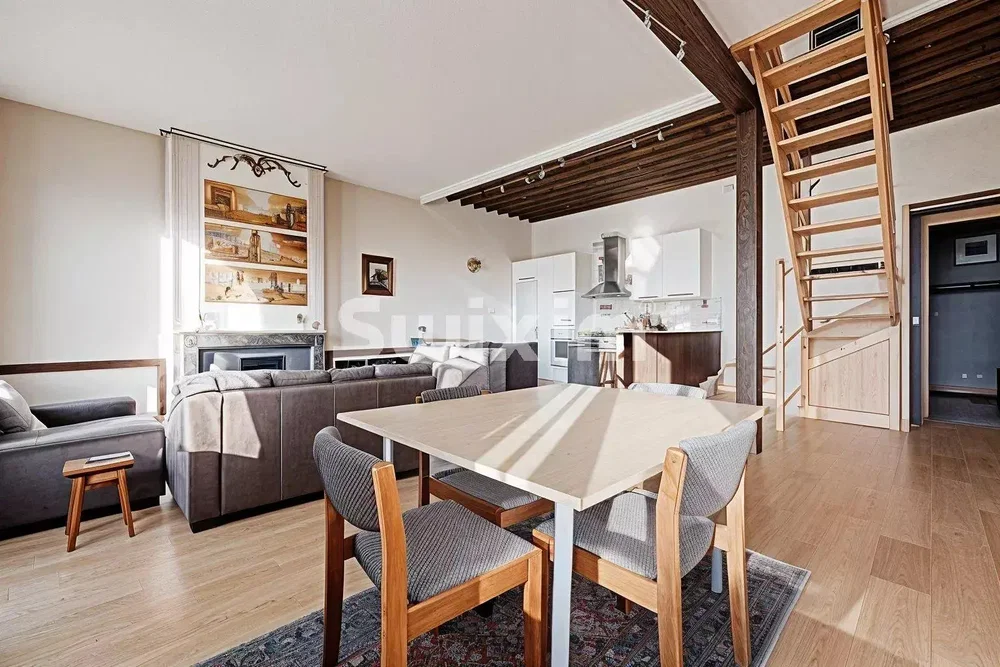 Obývací pokoj; dřevěné trámy, přirozené světlo, moderní styl