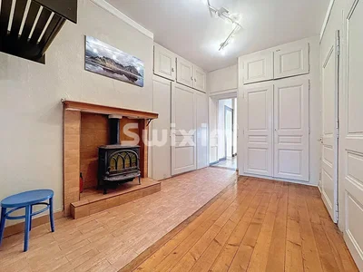 Obývací pokoj; krb, dřevěná podlaha