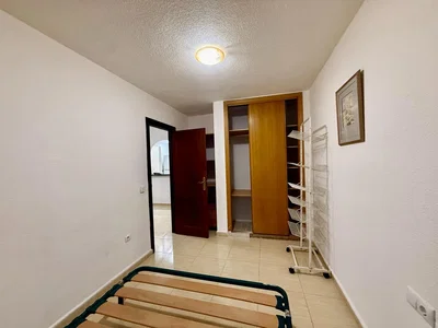 Slaapkamer; tegelvloer, natuurlijk licht