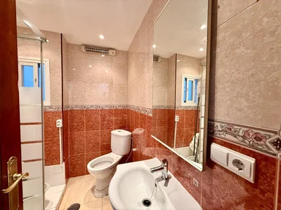 Toaleta; dlažba, přirozené světlo