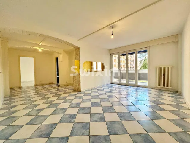 Σαλόνι; πλακάκια, θέα