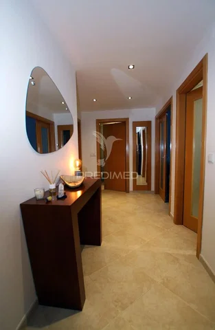 Garderobe; fliesenboden