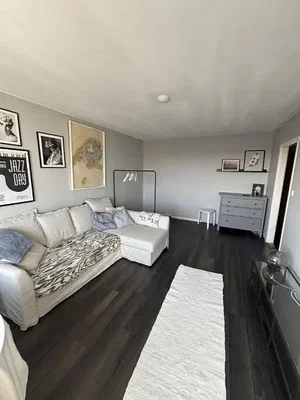 Salon; parquet, lumière naturelle, style moderne