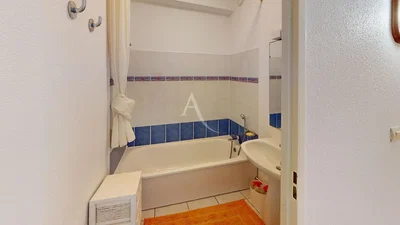 Banyo; fayans zemin, doğal ışık, tadilatlı