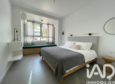 Camera da letto; luce naturale, pavimento in piastrelle, stile moderno