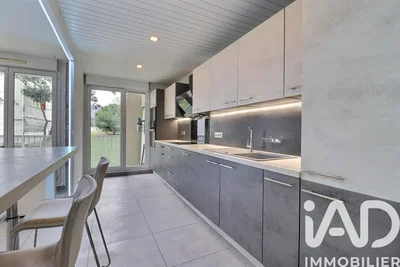 Cucina; elettrodomestici, vista, pavimento in piastrelle, ristrutturato, stile moderno, luce naturale