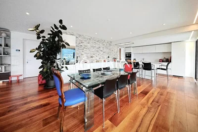 Salon; parquet, lumière naturelle, style moderne