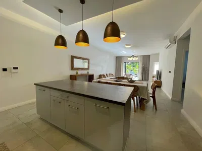 Küche; fliesenboden, küchengeräte, tageslicht