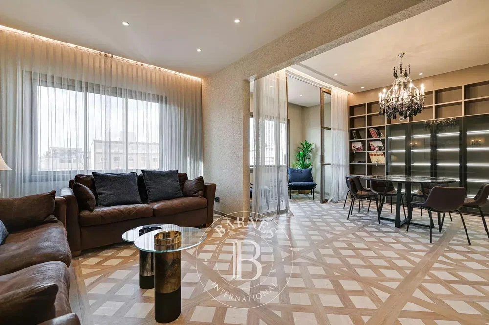 Oturma odası; manzara, ahşap zemin, doğal ışık, modern stil