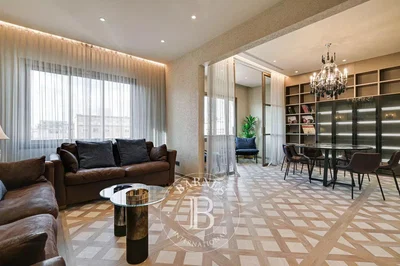 Oturma odası; manzara, ahşap zemin, doğal ışık, modern stil