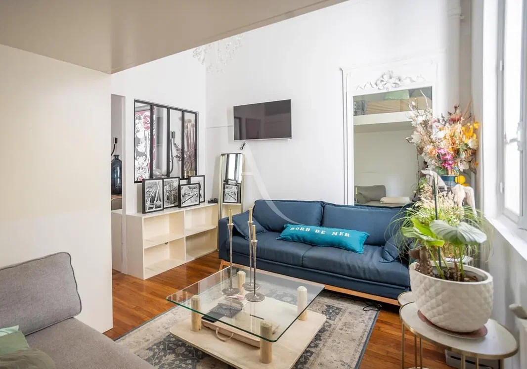 Dnevna soba; drveni pod, prirodno svjetlo, moderni stil