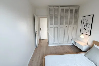 Yatak odası; ahşap zemin, doğal ışık, modern stil