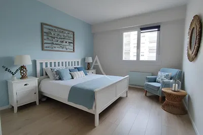 Yatak odası; doğal ışık, modern stil, ahşap zemin