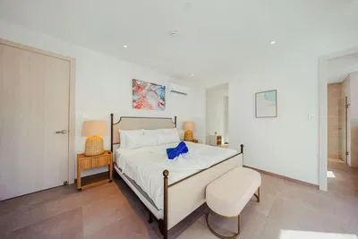 غرفة نوم; ضوء طبيعي, أرضية من البلاط, أسلوب عصري