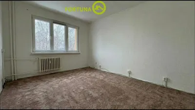Schlafzimmer; tageslicht, renovierungsbedürftig