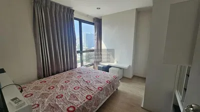 Camera da letto; luce naturale, pavimento in legno