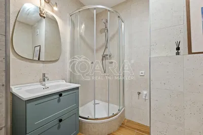 Badezimmer; renoviert, fliesenboden, tageslicht, moderner stil