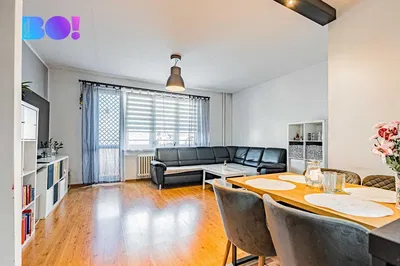Woonkamer; houten vloer, natuurlijk licht, moderne stijl