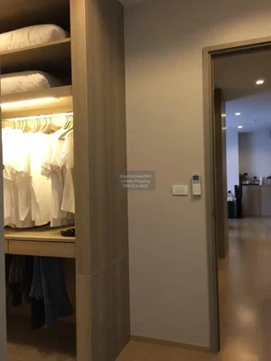 Camera da letto; pavimento in legno, luce naturale, stile moderno