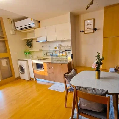 Kuhinja; drveni pod, prirodno svjetlo, moderni stil