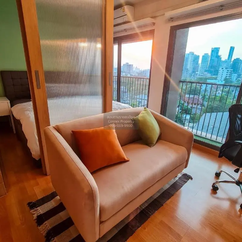 Obývací pokoj; výhled, dřevěná podlaha, přirozené světlo