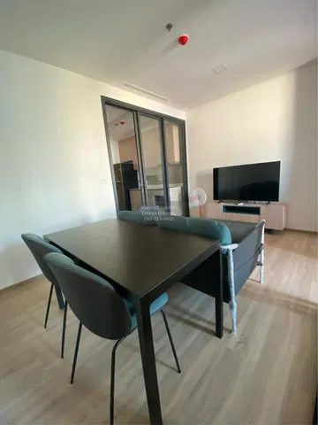 Obývací pokoj; dlažba, moderní styl, přirozené světlo