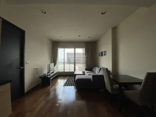 Obývací pokoj; výhled, dřevěná podlaha, přirozené světlo