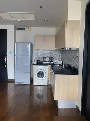 Kuchyně; kuchyňské spotřebiče, dřevěná podlaha, po rekonstrukci, přirozené světlo, moderní styl