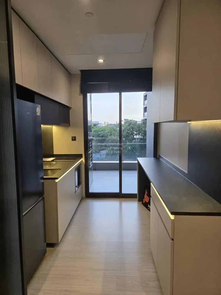 Kuchyně; kuchyňské spotřebiče, výhled, přirozené světlo, moderní styl