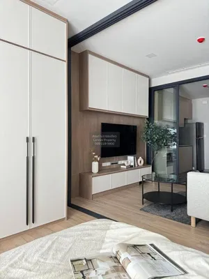 Obývací pokoj; moderní styl, dřevěná podlaha, přirozené světlo