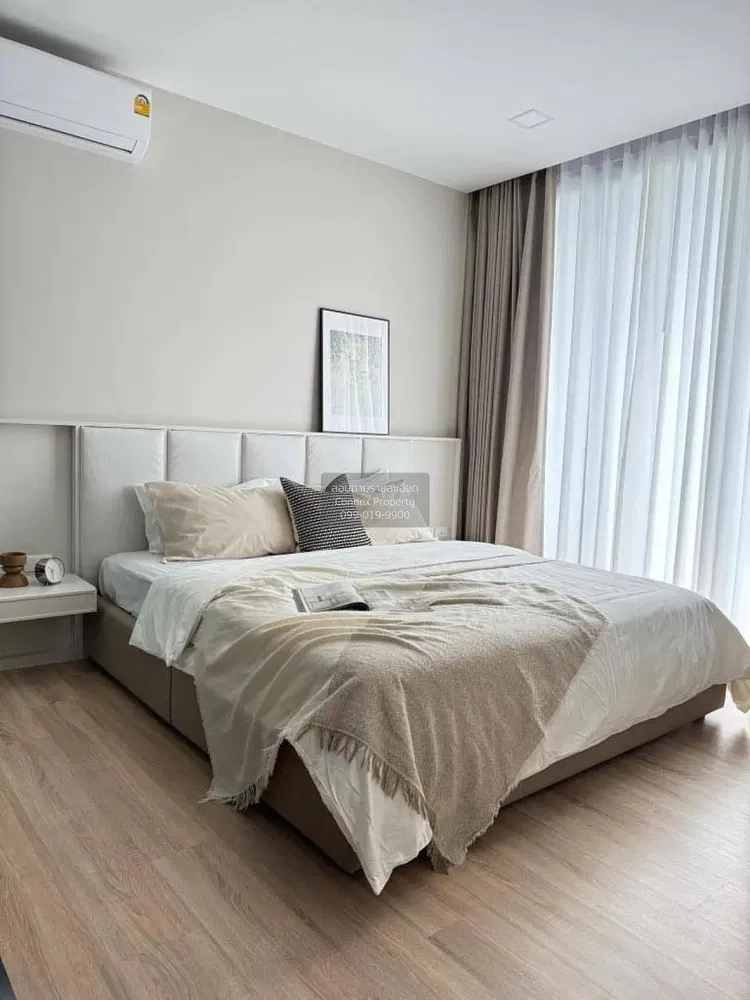 Ložnice; dřevěná podlaha, přirozené světlo