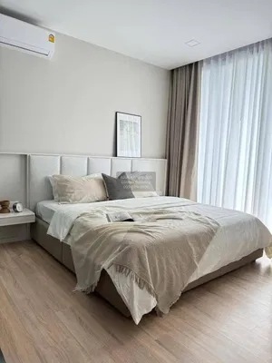 Ložnice; dřevěná podlaha, přirozené světlo