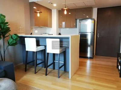 Mutfak; mutfak aletleri, ahşap zemin, doğal ışık