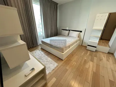 Ložnice; dřevěná podlaha, přirozené světlo, moderní styl