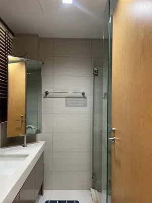 Badezimmer; fliesenboden, renoviert, tageslicht, moderner stil