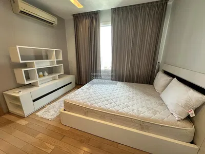 Ložnice; dřevěná podlaha, přirozené světlo, moderní styl