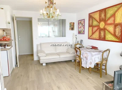 Wohnzimmer; moderner stil, holzboden, tageslicht