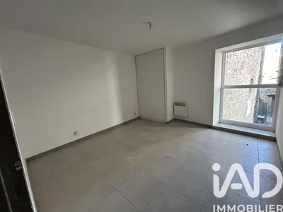 Altro; pavimento in piastrelle, luce naturale