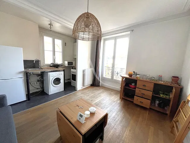 Soggiorno; elettrodomestici, pavimento in legno, luce naturale, stile moderno