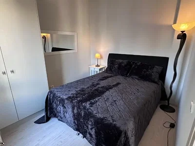 Spavaća soba; drveni pod, prirodno svjetlo