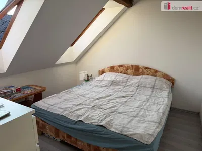 Schlafzimmer; holzboden, tageslicht, moderner stil