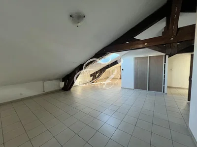 Dětský pokoj; dlažba, dřevěné trámy